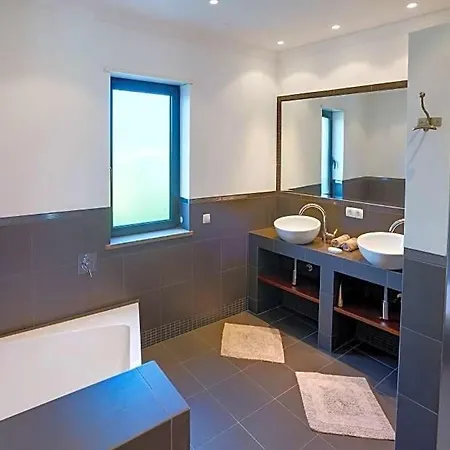 Villa Sleeps 8 Pool Air Con