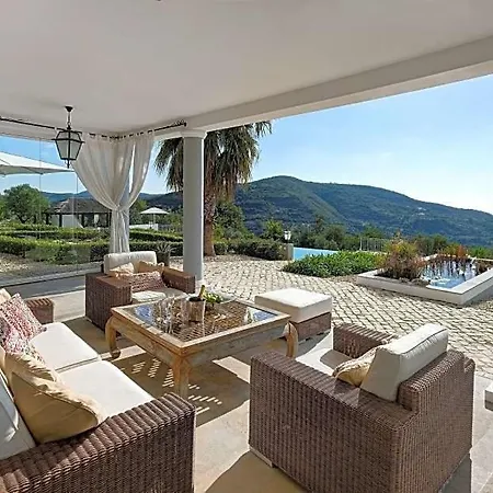 Villa Sleeps 8 Pool Air Con *