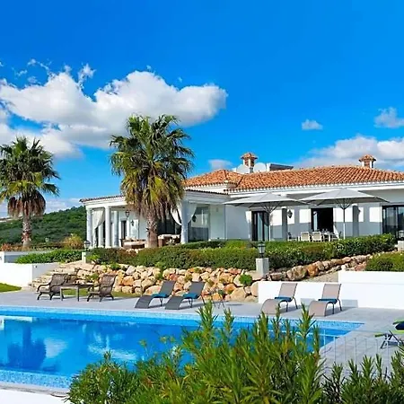 Villa Sleeps 8 Pool Air Con *