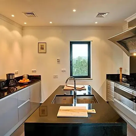 Villa Sleeps 8 Pool Air Con