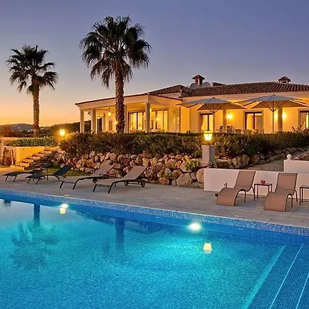 Sleeps 8 Pool Air Con