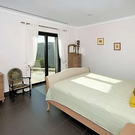 Sleeps 8 Pool Air Con