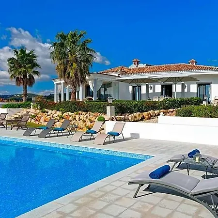 Sleeps 8 Pool Air Con