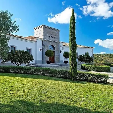 Sleeps 8 Pool Air Con